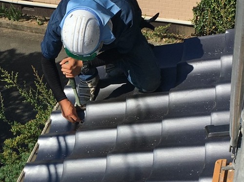 福山市の雨樋リニューアル工事に屋根工事で設置した足場を活用這樋ストッパー