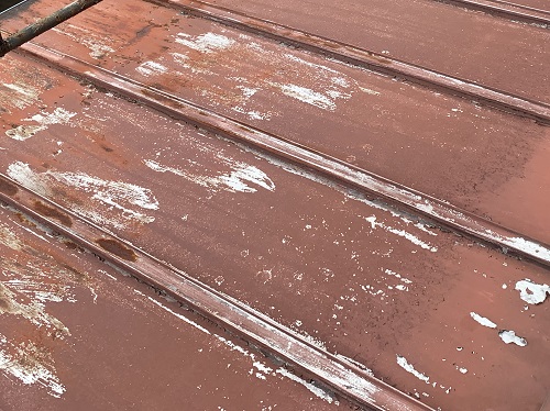 福山市にて錆びだらけの瓦棒屋根調査で屋根材の剥がれ