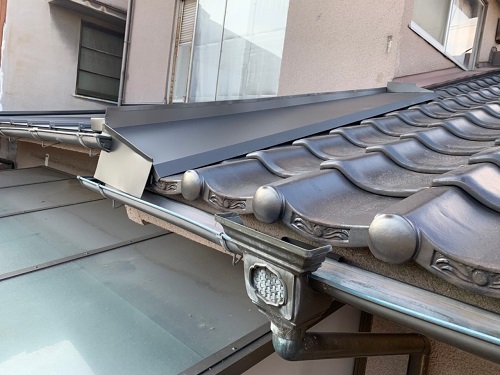 福山市で錆びた瓦棒屋根をガルバリウム鋼板屋根へリフォーム工事水切り板金施工